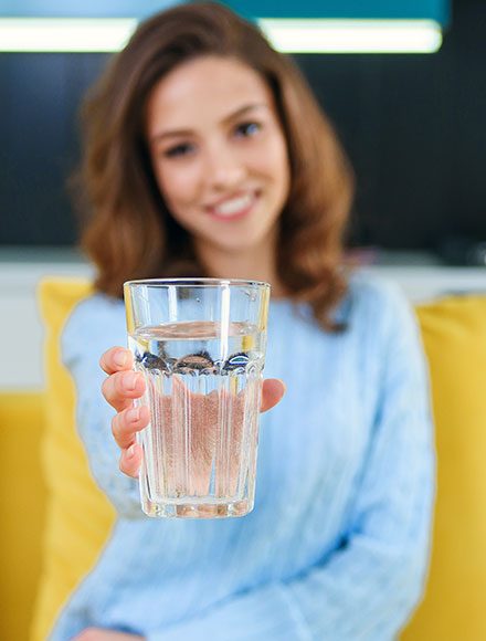 klares-trinkwasser-trinkwassertest-frau